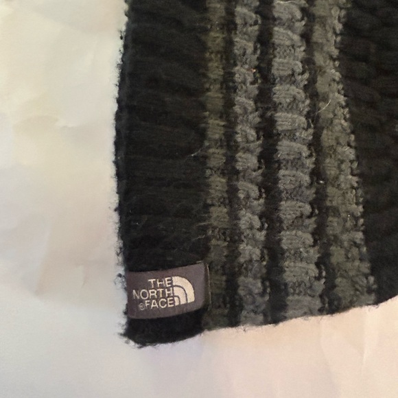 The North Face Black Mountain Beanie for a high-end outdoors look. Black - Picture 2 of 3
